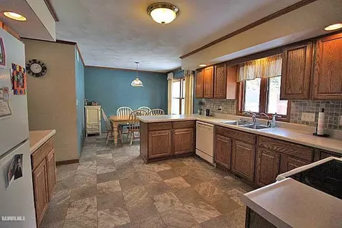 949 Mesa Dr, Freeport, IL 61032 photo 3