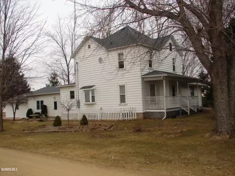 3287 E Lamm Rd, Freeport, IL 61032 photo 1