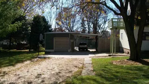 2227 Swan Dr, Freeport, IL 61032 photo 2