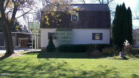 2227 Swan Dr, Freeport, IL 61032 photo 1