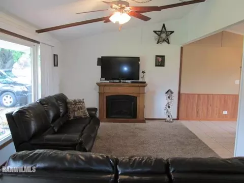 1331 Robert Dr, Freeport, IL 61032 photo 2
