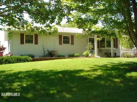 2314 Eagle Dr, Freeport, IL 61032 photo 1