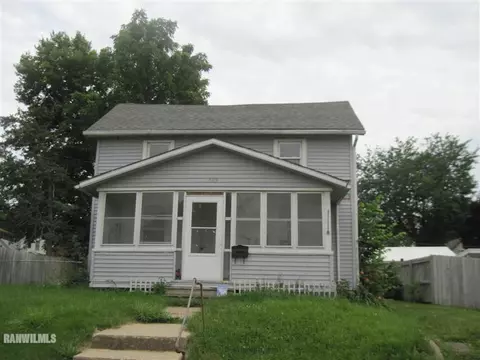 725 E Illinois St, Freeport, IL 61032 photo 1