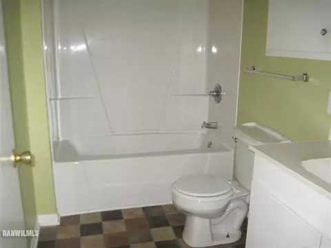 725 E Illinois St, Freeport, IL 61032 photo 7