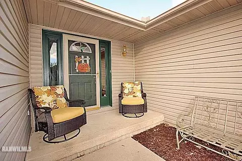 1660 W Apache Trl, Freeport, IL 61032 photo 3