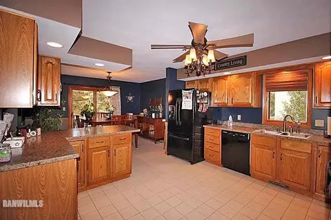 1660 W Apache Trl, Freeport, IL 61032 photo 6