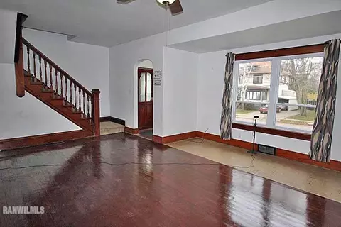 25 E Jefferson St, Freeport, IL 61032 photo 2