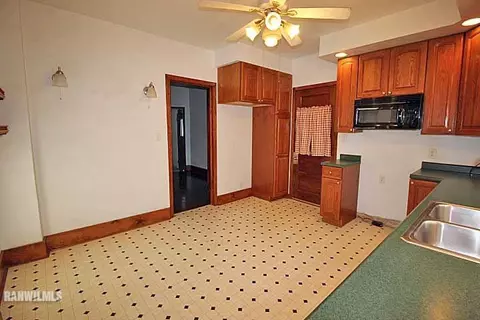 25 E Jefferson St, Freeport, IL 61032 photo 9