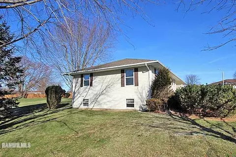 1002 Meadows Dr, Freeport, IL 61032 photo 17