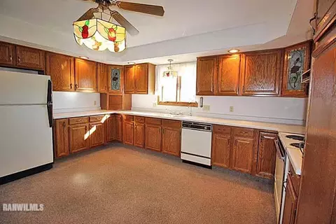 1002 Meadows Dr, Freeport, IL 61032 photo 6