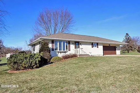 1002 Meadows Dr, Freeport, IL 61032 photo 1