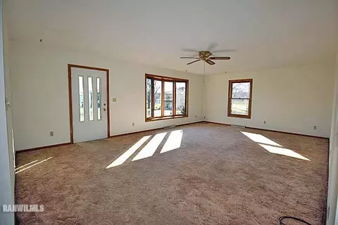 1002 Meadows Dr, Freeport, IL 61032 photo 2