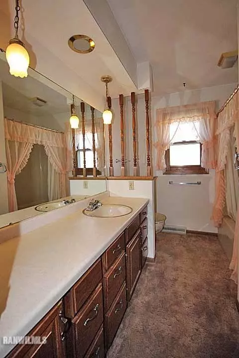 1002 Meadows Dr, Freeport, IL 61032 photo 8