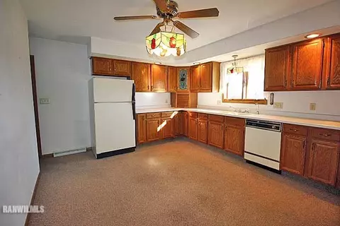1002 Meadows Dr, Freeport, IL 61032 photo 3
