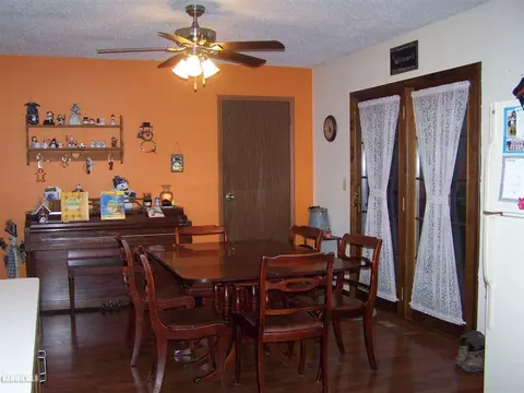 511 Calvert Ave, Chadwick, IL 61014 photo 4