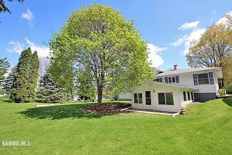 132 N Bailey Ave, Freeport, IL 61032 photo 2