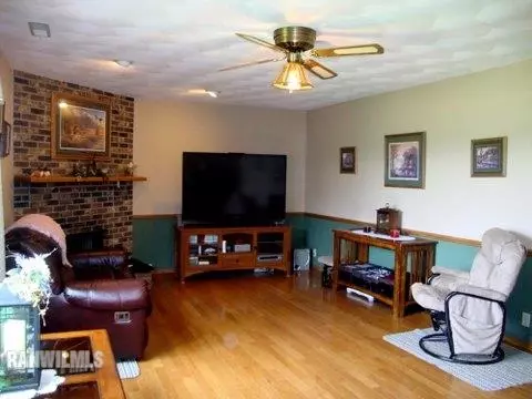 1074 W Park Rd, Freeport, IL 61032 photo 3