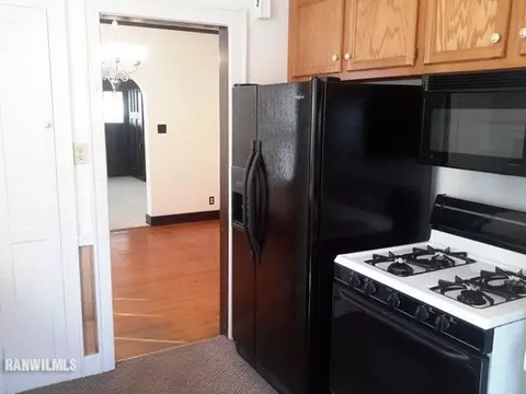 811 S Walnut Ave, Freeport, IL 61032 photo 8