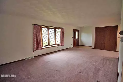 1890 Delmar Dr, Freeport, IL 61032 photo 4