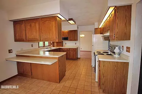 1890 Delmar Dr, Freeport, IL 61032 photo 7