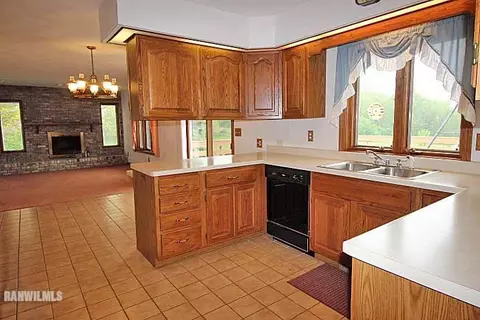 1890 Delmar Dr, Freeport, IL 61032 photo 8