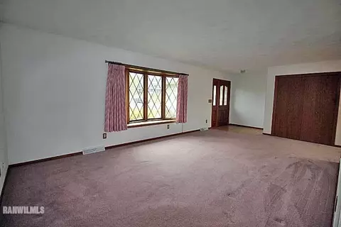 1890 Delmar Dr, Freeport, IL 61032 photo 2