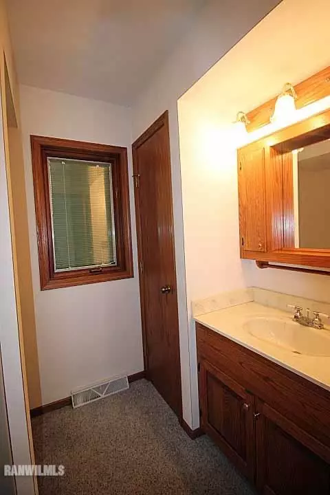 1890 Delmar Dr, Freeport, IL 61032 photo 9