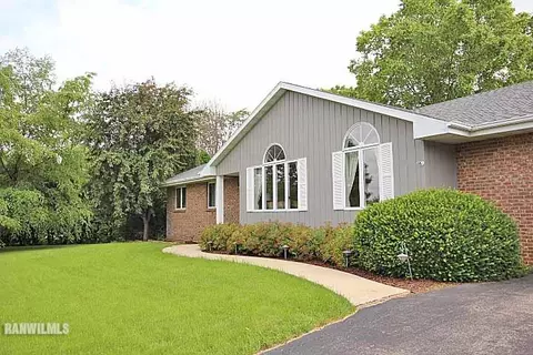 417 Concord Dr, Freeport, IL 61032 photo 2