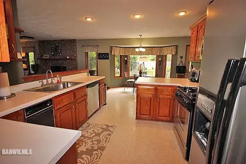 417 Concord Dr, Freeport, IL 61032 photo 11