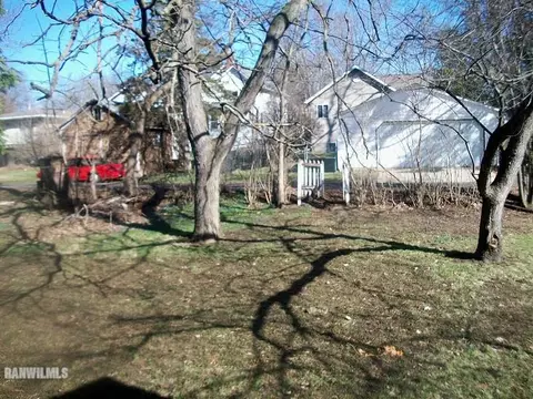 1216 W Stover St, Freeport, IL 61032 photo 4