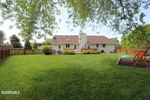 817 Sutton Pl, Freeport, IL 61032 photo 2
