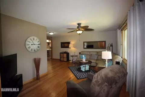 817 Sutton Pl, Freeport, IL 61032 photo 3