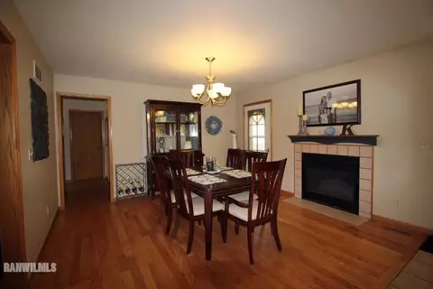 817 Sutton Pl, Freeport, IL 61032 photo 5