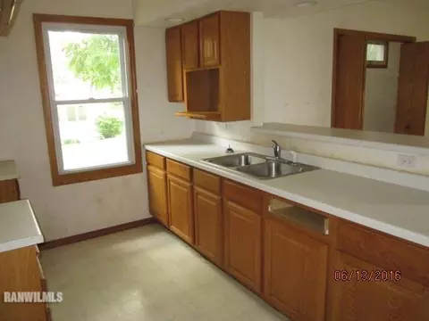 311 E Jefferson St, Freeport, IL 61032 photo 5
