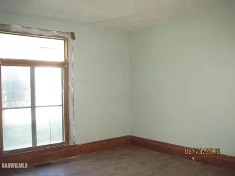 215 S Cherry Ave, Freeport, IL 61032 photo 2