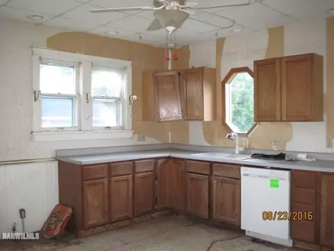 215 S Cherry Ave, Freeport, IL 61032 photo 5