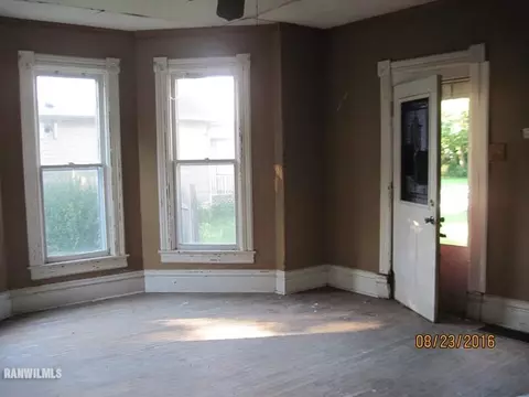 215 S Cherry Ave, Freeport, IL 61032 photo 4