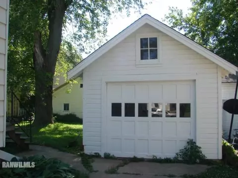 1124 S State Ave, Freeport, IL 61032 photo 2
