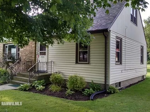 536 W 7th St, Pecatonica, IL 61063 photo 4