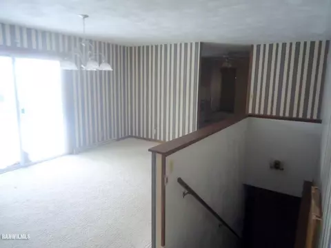 1837 N Ridge Dr, Freeport, IL 61032 photo 2
