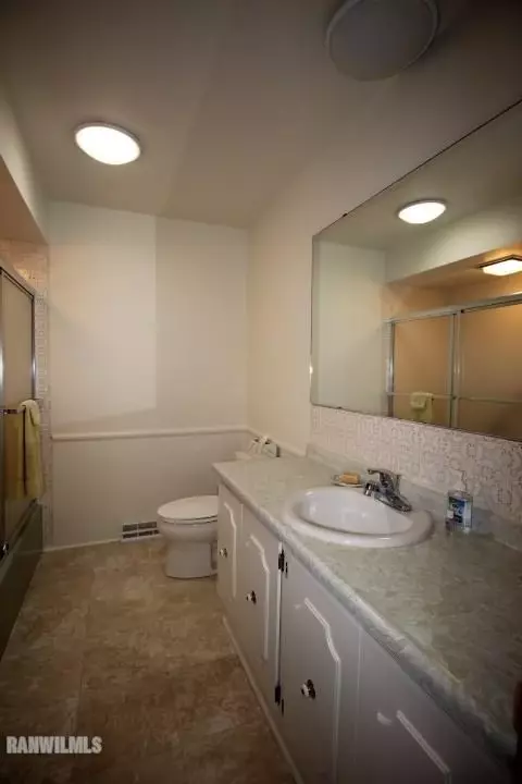 2418 Glenview Dr, Freeport, IL 61032 photo 10