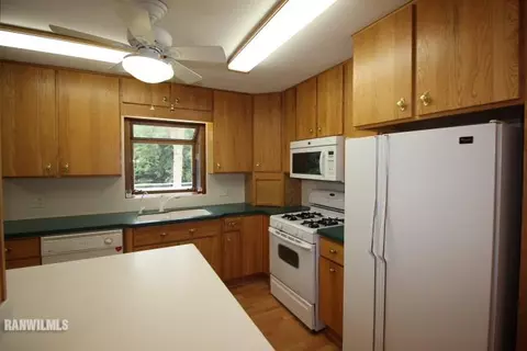 2418 Glenview Dr, Freeport, IL 61032 photo 5