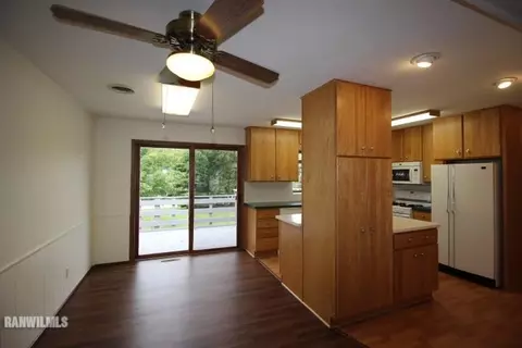 2418 Glenview Dr, Freeport, IL 61032 photo 3