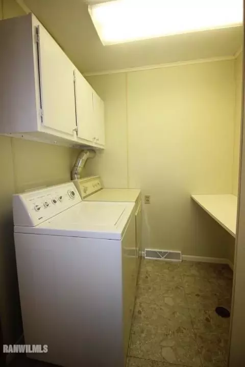 2418 Glenview Dr, Freeport, IL 61032 photo 9