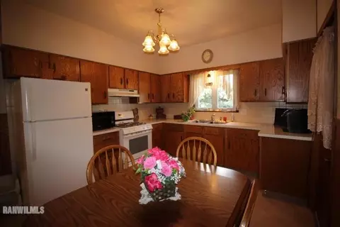 734 W Ringold St, Freeport, IL 61032 photo 6