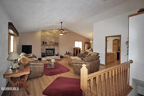 1760 W Apache Trl, Freeport, IL 61032 photo 5