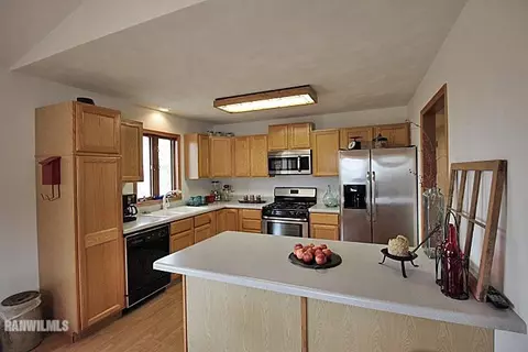 1760 W Apache Trl, Freeport, IL 61032 photo 13