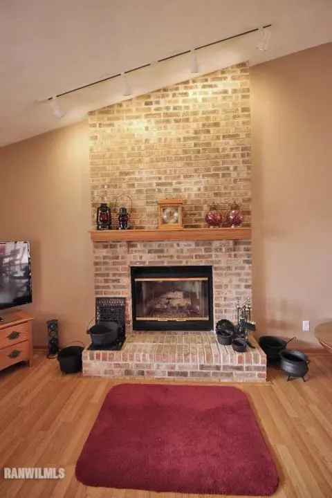 1760 W Apache Trl, Freeport, IL 61032 photo 8