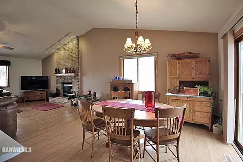 1760 W Apache Trl, Freeport, IL 61032 photo 11