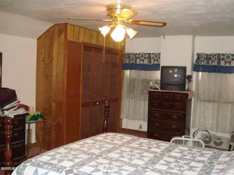 527 E Center St, Freeport, IL 61032 photo 6